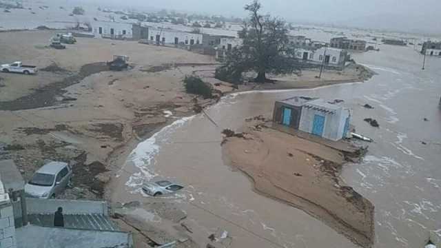 بالفيديو .. العاصفة المدارية تحدث دمارًا هائلًا وانهيار منازل ونزوح جماعي للسكان بالمهرة.. وفقدان الاتصال بعدد من المناطق