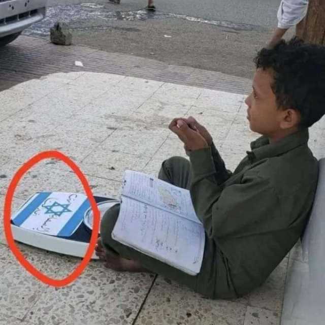 طفل يمني يخطف الأنظار بتضامنه الفريد مع فلسطين