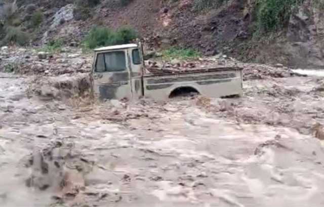 لليوم الرابع على التوالي.. سيول الأمطار تحاصر الأهالي في بلاد الأحمدي بمحافظة الضالع ”شاهد”