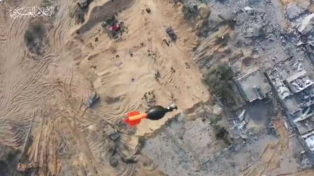 تناثروا فوق الرمال.. شاهد ماذا فعلت طائرة مسيرة لكتائب القسام بجنود الاحتلال شمال غزة ”فيديو”