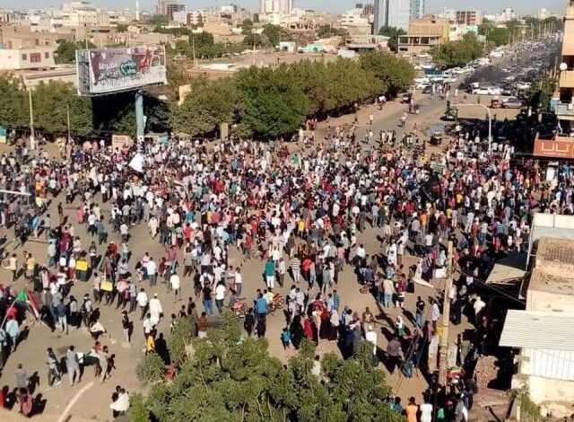 شباب السودان المستنفر شدة ما قنع من الأحزاب شال ادبياتها وحولها إلى مارشات عسكرية