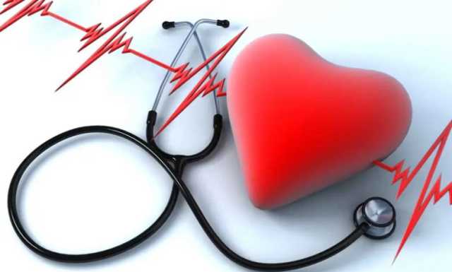 هل شكات القلب التي تشعر بها مثل الدبابيس دليل على مشكلة صحية خطيرة؟ فيديو
