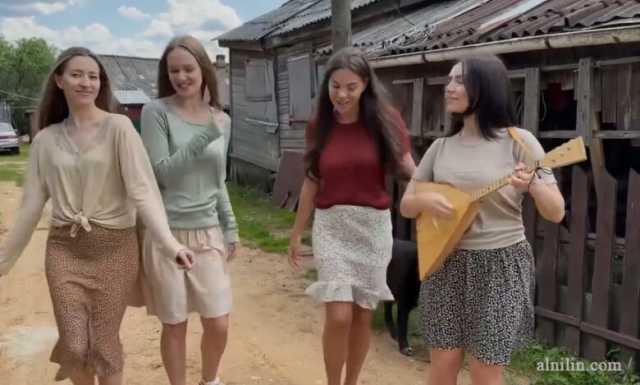 شاهد بالفيديو.. فتيات الريف الروسي يخطفن الأنظار من جديد برقصات جميلة وأصوات ساحرة