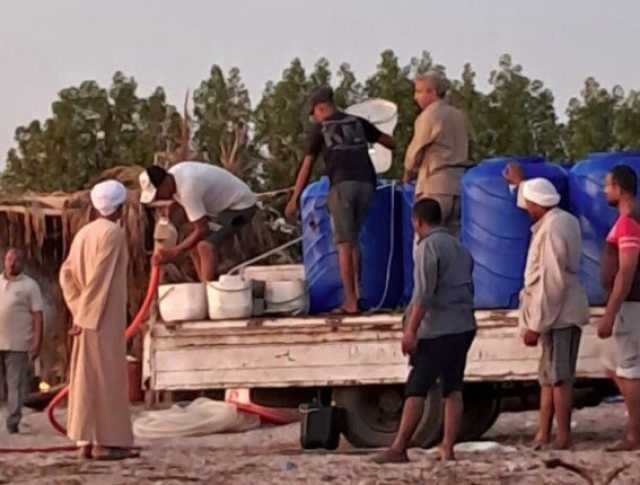 «حماية وتنمية البحيرات» تلقي زريعة جمبري في بحيرة قارون بالفيوم