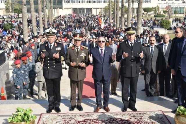 احتفالاً بالعيد القومى الـ68.. محافظ بورسعيد يضع إكليلاً من الزهور على النصب التذكاري