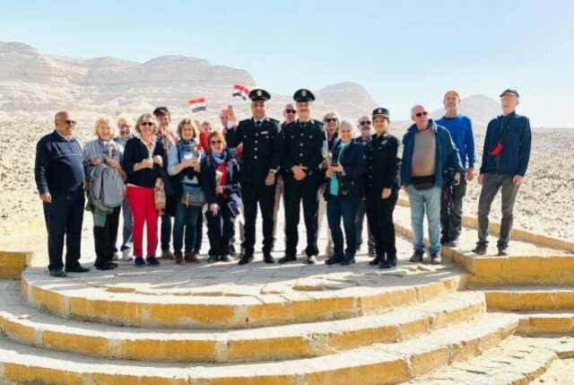 شرطة السياحة والآثار توزع الورود لزائري المناطق الأثرية بالمنيا احتفالا بالعيد الـ73