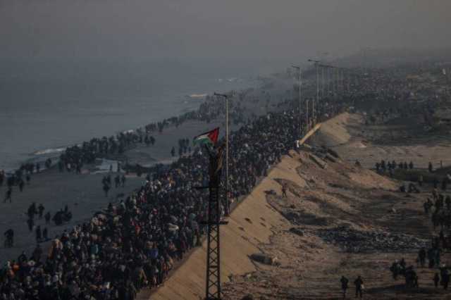 بعد مقترح ترامب.. مشاهد زحف الفلسطينيين نحو منازلهم المدمرة في غزة يملؤها الفرح والحزن معًا