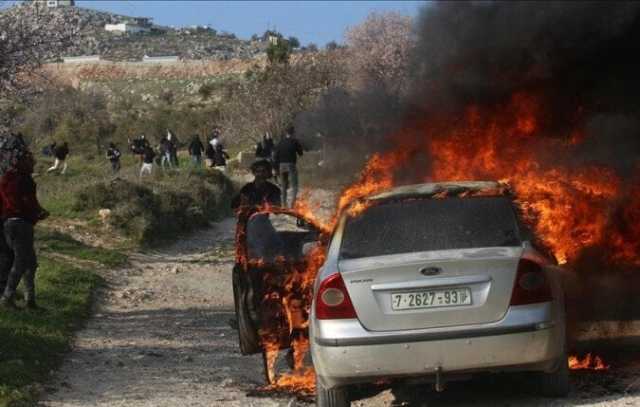 بحماية قوات الاحتلال.. مستوطنون يحرقون مركبات ويهاجمون منازل فلسطينيين ومحلات تجارية