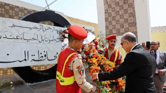 بمناسبة العيد القومي 106.. محافظ المنيا يضع إكليلاً من الزهور على النصب التذكاري