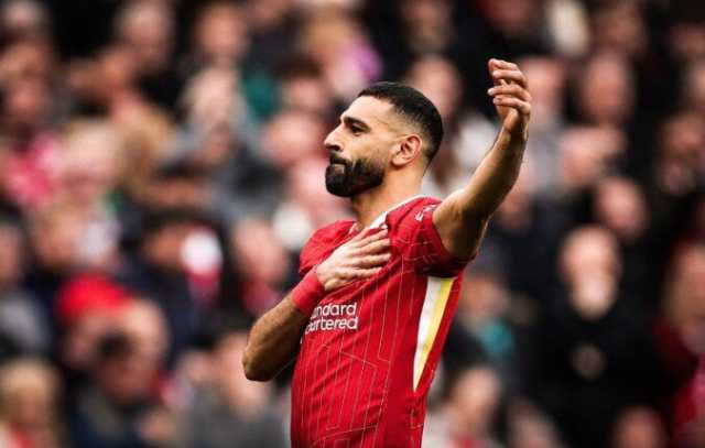 محمد صلاح يحتفل بجائزته الجديدة مع ليفربول «صورة»