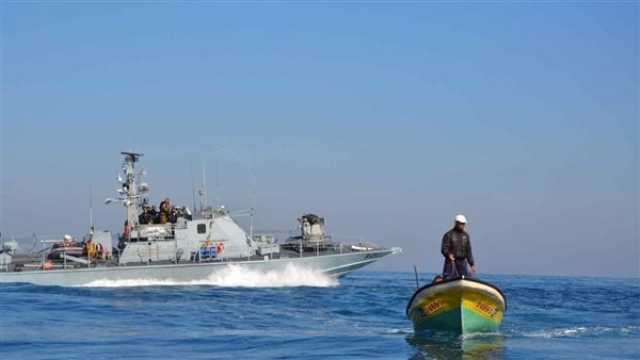 زوارق بحرية الاحتلال الإسرائيلي تستهدف الصيادين في بحر مدينة غزة
