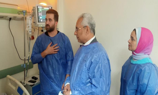 رئيس جامعة المنيا يزور طالبًا وافدًا بالمستشفى الجامعي للاطمئنان على صحته