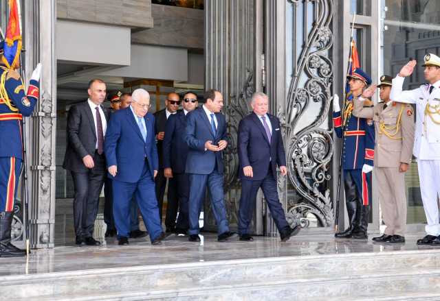 الرئيس السيسي يودع عاهل الأردن والرئيس الفلسطيني