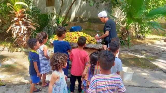 «حب الخير للغير».. بائع يوزع التين الشوكي مجانا على الأيتام