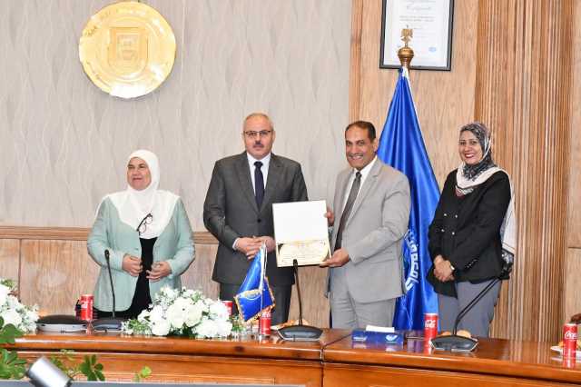 رئيس جامعة قناة السويس يُكرم مُمثلي المالية بالجامعة