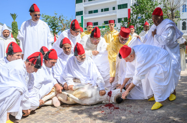 أمير المؤمنين يؤدي صلاة عيد الأضحى المبارك بمسجد الحسن الثاني بتطوان