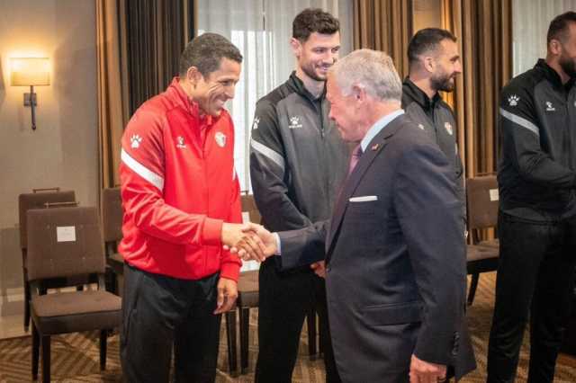 العاهل الاردني يوشح منتخب النشامى بقيادة الاطار المغربي الحسين عموتة بميدالية اليوبيل الفضي