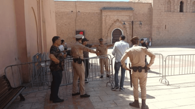 السلطات تغلق محيط مسجد الكتبية جراء تصدعات اصابت الصومعة
