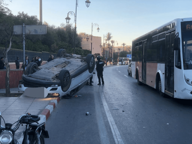 بالفيديو .. السرعة المفرطة تتسبب في انقلاب سيارة بشارع محمد الخامس مراكش