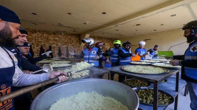 سوريون يوصلون طعاما للمحتاجين في رمضان في مبادرة لتغيير الصورة النمطية عنهم
