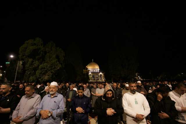 40 ألف فلسطيني يؤدون صلاتي العشاء والتراويح في المسجد الأقصى