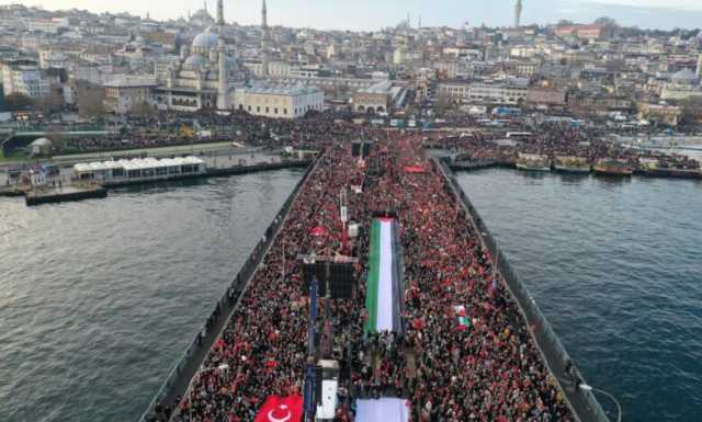 الآلاف يلتقون فوق جسر غلاطة في تركيا تضامنا مع غزة