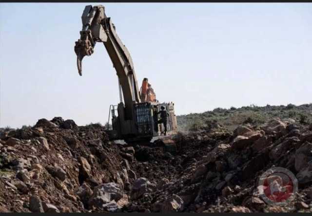 جيش الاحتلال يحفر خندقا على طول الحدود السورية