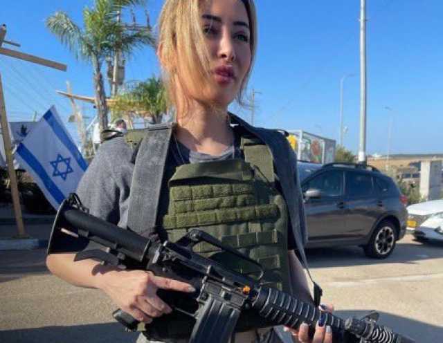 ملكة جمال العراق تزور الاحتلال بالباس العسعري وتثير عاصفة من الغضب - صور