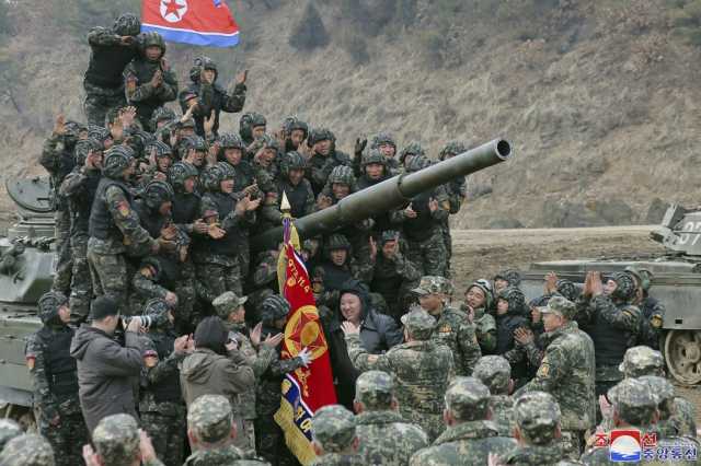 زعيم كوريا الشمالية يشرف على تدريبات حربية ويستقل سيارة أهداها له بوتين