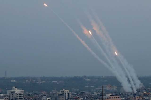 عاجل : القسام تقصف مقر معسكر جيبور شمال فلسطين المحتلة برشقة صاروخية مركزة