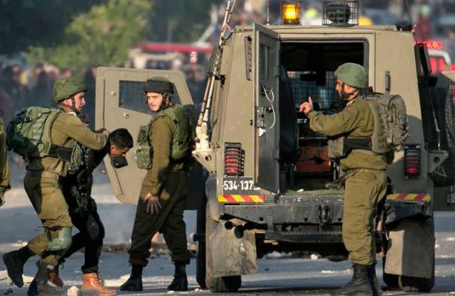 الاحتلال يعتقل 40 فلسطينيا بالضفة الغربية