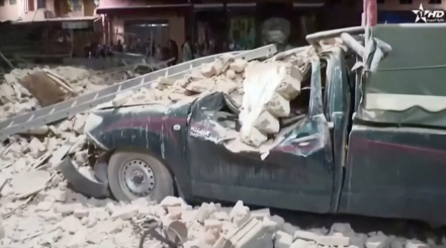 مقاطع فيديو توثق ذعر المغاربة بعد الزلزال .. وعالقون يناشدون إنقاذهم