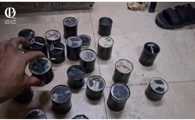 جيش الاحتلال يترك في منازل دير البلح ألغاما على شكل زجاجات مياه ومعلبات