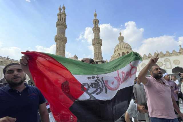 مصريون يتظاهرون أمام معبر رفح تضامنا مع قطاع غزة