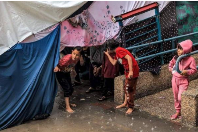 الصحة العالمية: الأمطار فاقمت الوضع الصحي في غزة