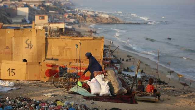 فلسطيني بغزة ينتج الوقود من المخلفات البلاستيكية