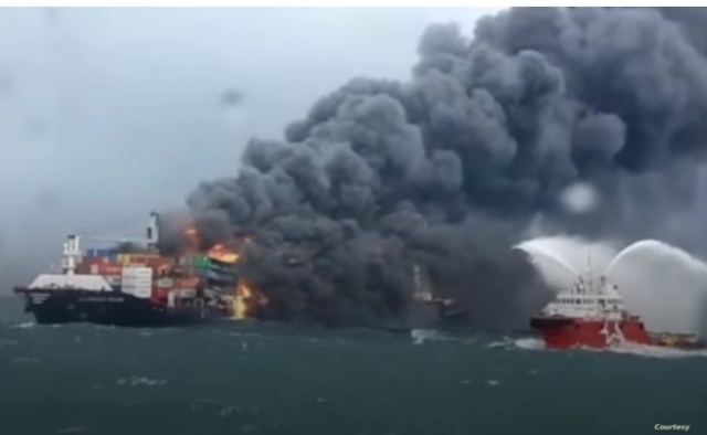 عاجل : اندلاع حريق إثر انفجارين هزّا سفينة إسرائيلية استُهدفت قبالة شواطئ عدن