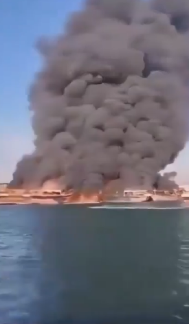 عاجل : انفجار غامض .. احتراق 16 سفينة تابعة لالحرس الثوري الإيراني