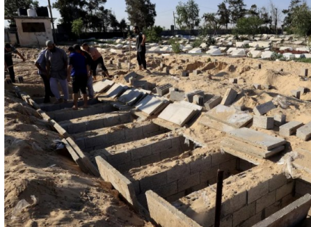 توثيق إنشاء 120 مقبرة جماعية في غزة