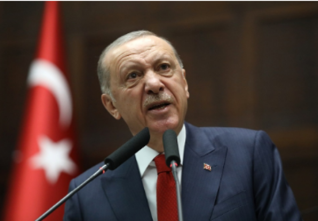 أردوغان: نعرف كيف نكسر الأيادي القذرة التي تطال علم تركيا واللاجئين