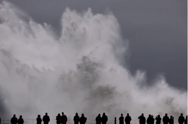أمواج هائلة تضرب شواطئ في كاليفورنيا - فيديو