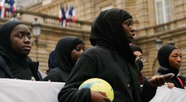 المعارضة الفرنسية: حظر فرنسا ارتداء العباءة في المدارس غير دستوري