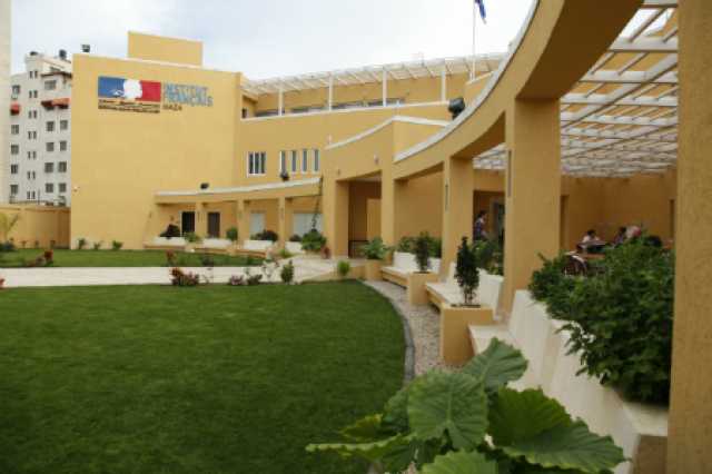 الخارجية الفرنسية تطالب الاحتلال بتفسيرات حول قصف المعهد الفرنسي في غزة
