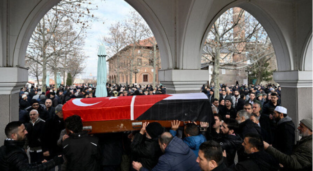 تشييع شهيدتين فلسطينيتين توفيتا بمستشفى تركي بعد إصابتهما في غزة