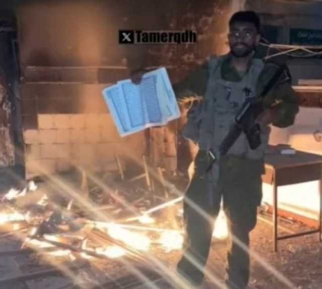 بالفيديو .. جندي إسرائيلي يحرق نسخة من القرآن الكريم ومسجدا في قطاع غزة