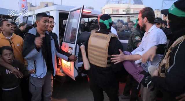 عاجل : القسام يعرض مشاهد للحظة تسليم محتجزين ضمن صفقة التبادل |فيديو