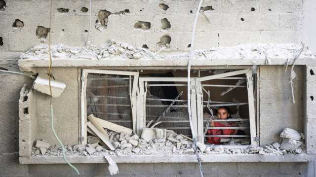 غارات وقتال في غزة وتصعيد على الحدود مع لبنان