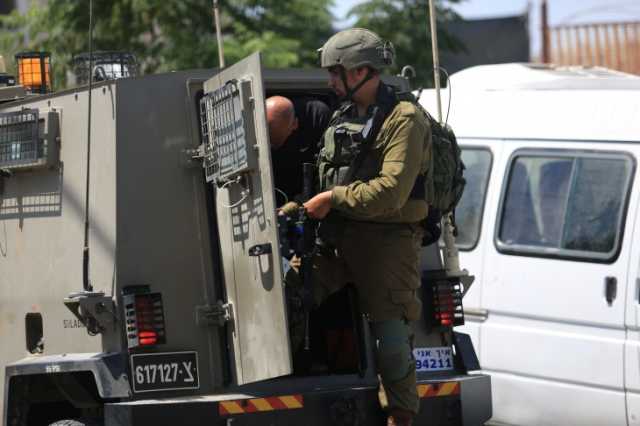 اعتقال 28 فلسطينيا على الأقل في الضفة الغربية منذ مساء الأحد
