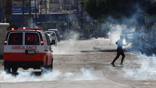 إصابة فلسطينيين بالاختناق خلال تفريق الجيش الإسرائيلي مسيرة بالضفة