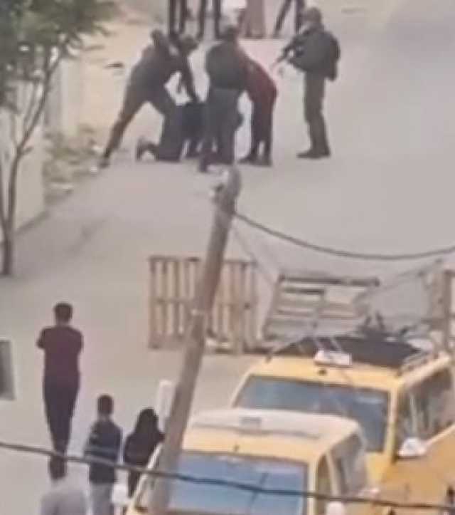 عاجل : بالفيديو .. جنود الاحتلال يطلقون النار بدم بارد على شاب فلسطيني أعزل في الخليل